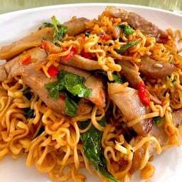 มาม่าผัดกะเพราคอหมูย่าง