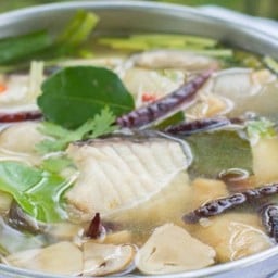 เนื้อกะพงทะเลต้มยำ ( หม้อไฟ )