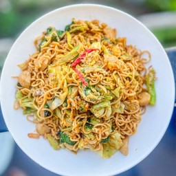 ผัดมาม่าใส่ไข่