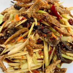 ตำมะม่วงปูปลาร้าปลากรอบ