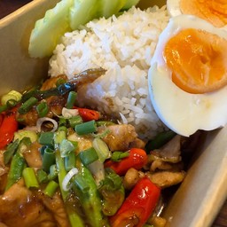 ข้าวหมูผัดกะปิไข่ต้ม