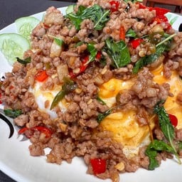 กะเพราหมูสับ ไข่ข้น2ฟอง