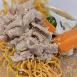 ราดหน้าเส้นบะหมี่ทอดกรอบ