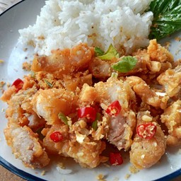 ข้าวสันคอหมูทอดกรอบคั่วพริกเกลือ