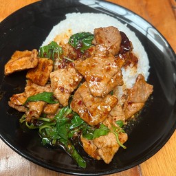 ข้าวกระเพราหมูชิ้นพริกแห้ง