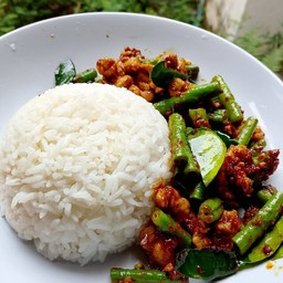 หมูผัดพรืกแกง ถั่วฝักยาว (ราดข้าว)