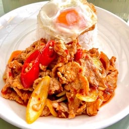 หมูชิ้นผัดพริกเผา+ไข่ดาว ราดข้าว