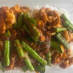 ข้าวผัดพริกไก่ใส่ถั่งฝักยาว