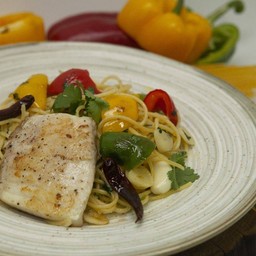 สปาเก็ตตี้ผัดกระเทียม เสริฟท์พร้อมปลาแบล็กเพิร์ล