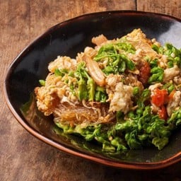 ดอกขจรผัดไข่ใส่วุ้นเส้นกุ้งเสียบ (ตามฤดูกาล)