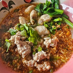 เกี๊ยว น้ำ ต้มยำ หมูสับใส่ลูกชิ้นหมู