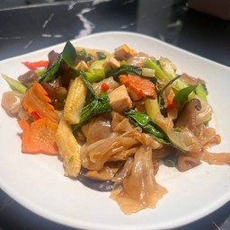 เส้นใหญ่ผัดขี้เมา เห็ดหิมะ (มังสวิรัติ))