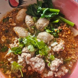 เส้นเล็กต้มยำน้ำ หมูสับลูกชิ้นหมู (น้ำ)