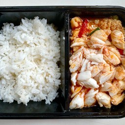 ข้าวราดปูผัดผงกะหรี่ ปู 70 กรัม (ใช้กรรเชียงปูล้วน)