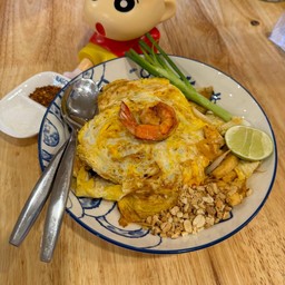 ผัดไทกุ้งสดห่อไข่