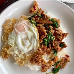 ข้าวกระเพราเนื้อชิ้น+ไข่ดาว