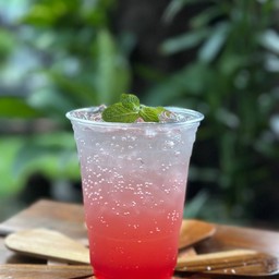 สตรอว์เบอร์รี่โซดา