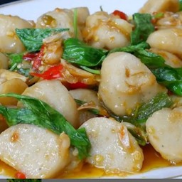 กะเพรา ลูกชิ้นปลา ราดข้าว