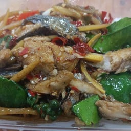 ข้าวราดผัดฉ่าปลาทูเถื่อน