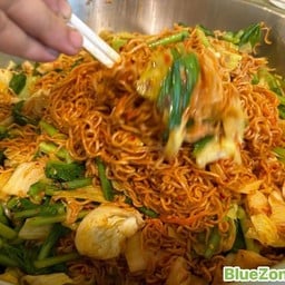 ผัดมาม่าซอสเย็นตาโหน้ำพริกเผาเจ