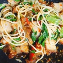 สปาเก็ตตี้กระเพราหมูกรอบ