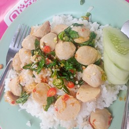 กะเพราลูกชิ้นหมูราดข้าว