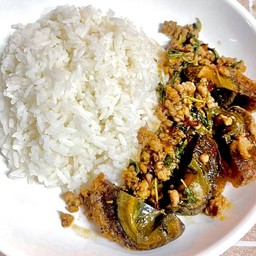 ผัดกะเพราไข่เยี่ยวม้า