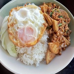 ข้าวผัดกระเพราหมูสับหมูยอไข่ดาว