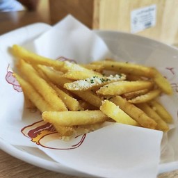 4.เฟรนช์ฟรายส์ทอดโรยพามาซานชีส