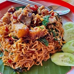 ผัดมาม่ากะเพราหมูกรอบ