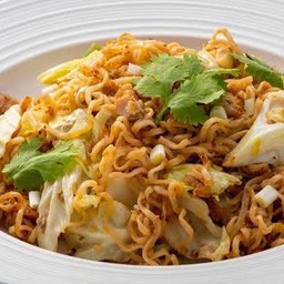 มาม่าผัดไข่ใส่กะหล่ำปลี