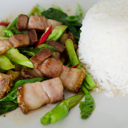 ข้าวคะน้าหมูกรอบ