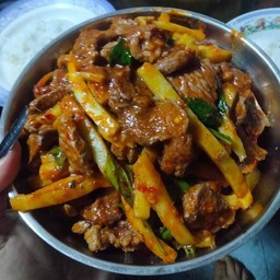 พริกแกงหน่อไม้เนื้อ ราดข้าว
