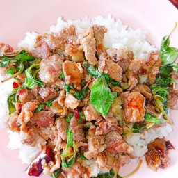 ข้าวกระเพราเนื้อชิ้น