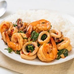 ข้าวกะเพรารวมมิตรทะเล
