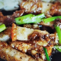 ข้าวหมูกรอบพริกไทยดำ