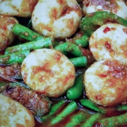 ข้าวลูกชิ้นเอ็นไก่ฝักยาว