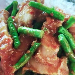 ข้าวพริกแกงหมูกรอบฝักยาว