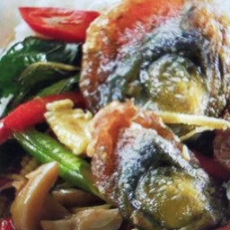 ข้าวกระเพราไข่เยี่ยวม้า