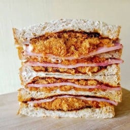 แซนวิชโบโลน่า ไก่หยองพริกเผาหั่นเหลี่ยม2ชิ้น