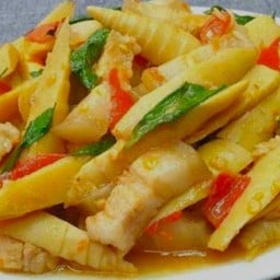 หมูสามชั้นผัดพริกหน่อไม้