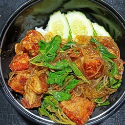 ข้าวกะเพราวุ้นเส้นหมูกรอบ