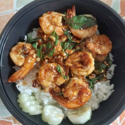 ข้าวหอมมะลิราดกระเพรากุ้ง