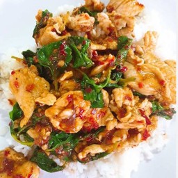 กะเพราไก่ชิ้นราดข้าว ไม่รวมไข่ดาว