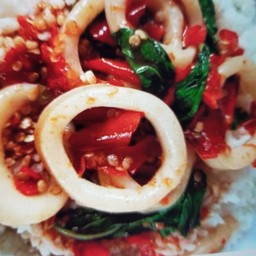 ข้าวกระเพราปลาหมึก