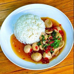 ข้าวกระเพราลูกชิ้นหมู