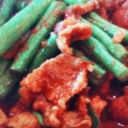 ข้าวพริกแกงเนื้อติดมันฝักยาว