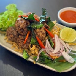 ลาบหมูทอด (กับข้าว)