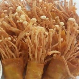 เกี๊ยวพันเห็ดเข็มทองทอด