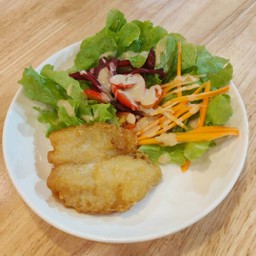 สลัดปลาทอด